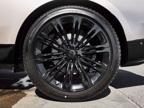 Used 2026 Land Rover Range Rover Long Wheelbase SE image 17