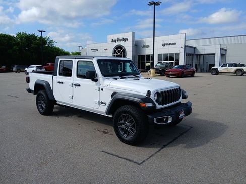 Used 2025 Jeep Gladiator Sport AWD/4WD image 2