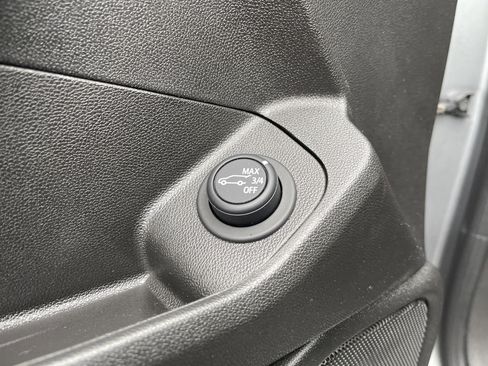 Used 2024 GMC Terrain SLT w/ Infotainment Package II image 17