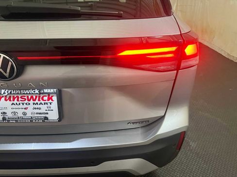 Certified 2025 Volkswagen Tiguan SE w/ Panoramic Sunroof Package image 18