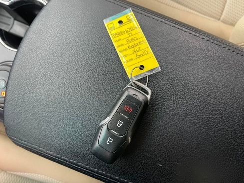 Used 2017 Ford Explorer XLT image 4