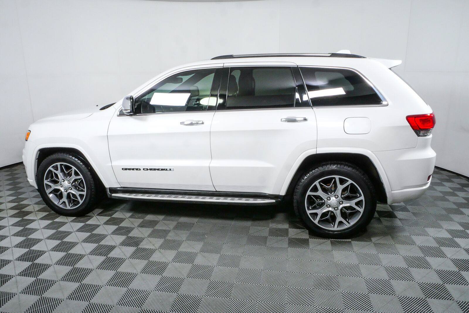 Used 2020 Jeep Grand Cherokee Overland RWD image 31