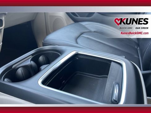 Used 2024 Chrysler Pacifica Touring-L FWD image 30