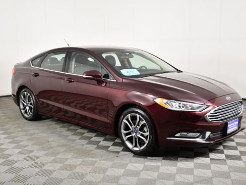 Used 2017 Ford Fusion SE w/ Equipment Group 201A FWD image 4