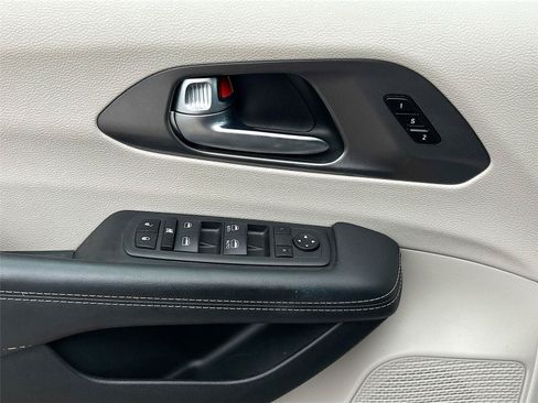 Used 2023 Chrysler Pacifica Touring-L FWD image 17
