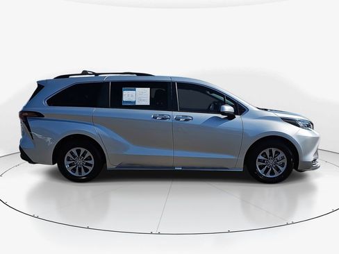 Used 2022 Toyota Sienna XLE image 4
