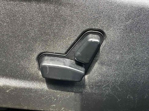 Used 2018 Chrysler 300 S RWD image 12