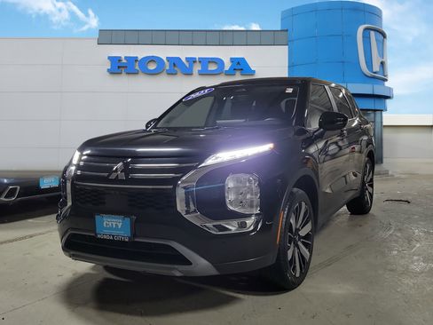 Used 2025 Mitsubishi Outlander SE image 2