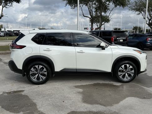 Used 2021 Nissan Rogue SV image 3
