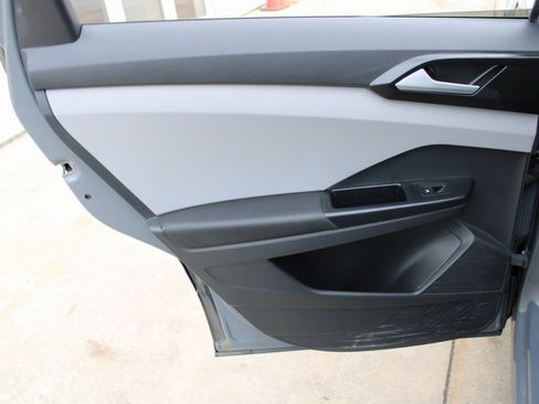 Certified 2023 Volkswagen Taos SE w/ Panoramic Sunroof Package image 21