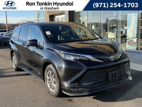 Used 2021 Toyota Sienna LE image 1