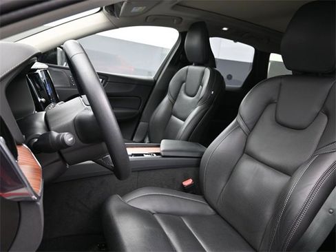 Used 2023 Volvo XC60 B5 Ultimate w/ Climate Package image 9