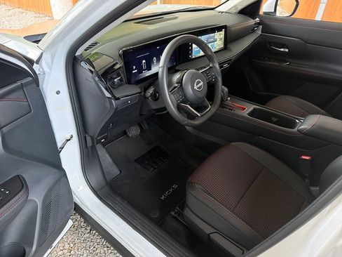 Used 2025 Nissan Kicks SR AWD/4WD image 2