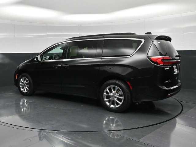 Certified 2022 Chrysler Pacifica Touring-L AWD/4WD image 10