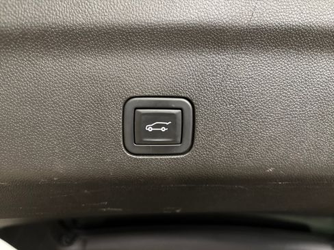 Used 2021 Chevrolet Tahoe Z71 w/ Z71 Off-Road Package AWD/4WD image 9