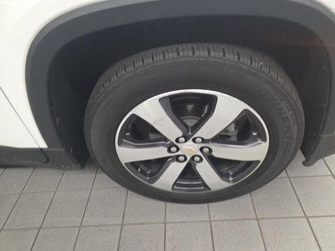 Used 2023 Chevrolet Traverse LT w/ LT Premium Package image 9