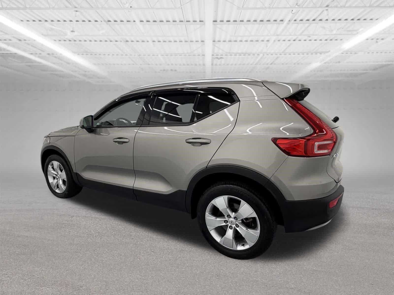 Used 2022 Volvo XC40 T4 Momentum FWD image 3