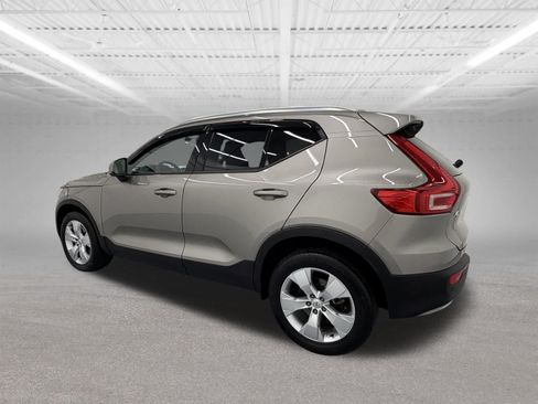 Used 2022 Volvo XC40 T4 Momentum FWD image 3