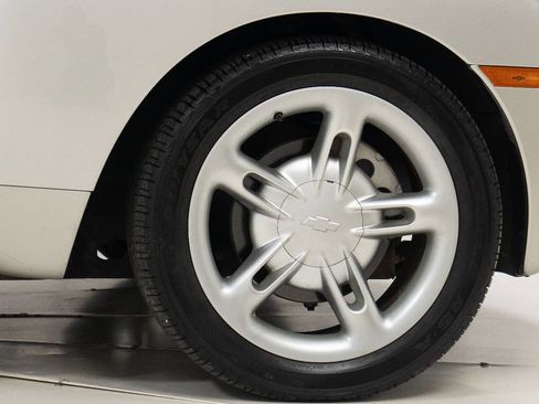 Used 2004 Chevrolet SSR w/ Preferred Equipment Group image 49