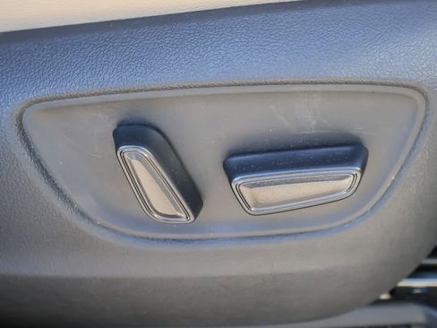 Used 2023 Toyota Sienna Limited FWD image 34