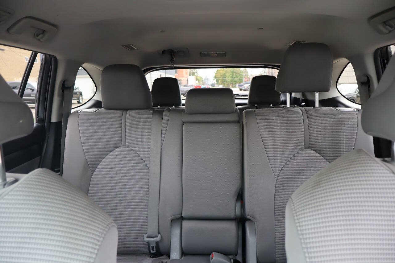 Used 2022 Toyota Highlander LE AWD/4WD image 6