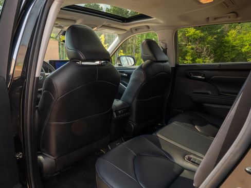 Used 2023 Toyota Highlander XLE FWD image 13