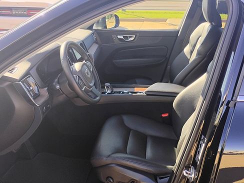 Used 2022 Volvo XC60 B5 Momentum image 13