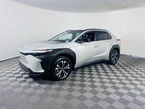Used 2024 Toyota bZ4X XLE w/ Weather Package AWD/4WD image 4