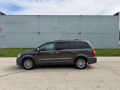 Used 2015 Chrysler Town & Country Touring-L w/ Driver Convenience Group FWD image 4