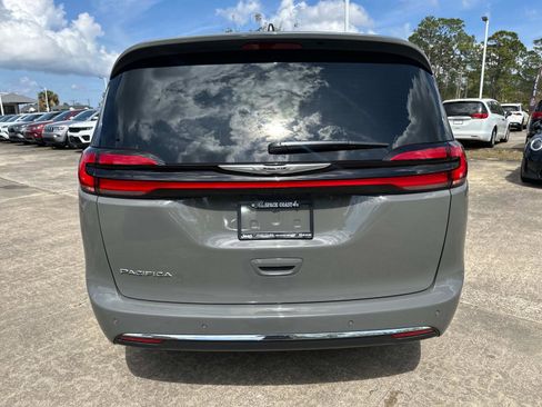 New 2025 Chrysler Pacifica Select image 4