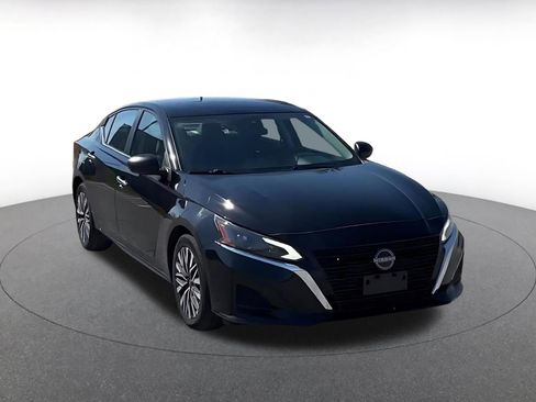 Used 2025 Nissan Altima 2.5 SV image 3