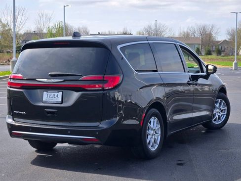Used 2023 Chrysler Pacifica Touring-L FWD image 11