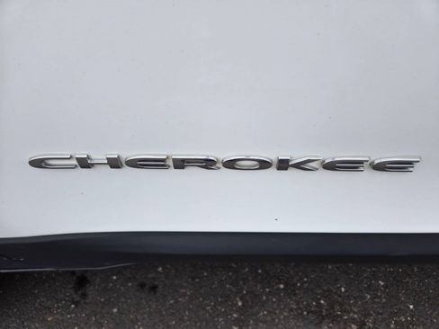 Used 2015 Jeep Cherokee Latitude w/ Cold Weather Group AWD/4WD image 12