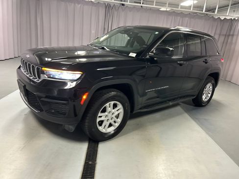 Used 2023 Jeep Grand Cherokee Laredo AWD/4WD image 3
