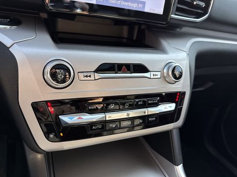 Used 2023 Ford Explorer XLT image 21