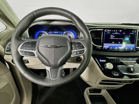 Used 2023 Chrysler Pacifica Touring-L FWD image 10