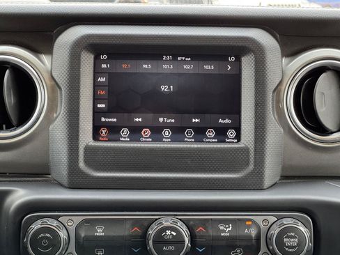Used 2019 Jeep Wrangler Unlimited Sahara AWD/4WD image 14