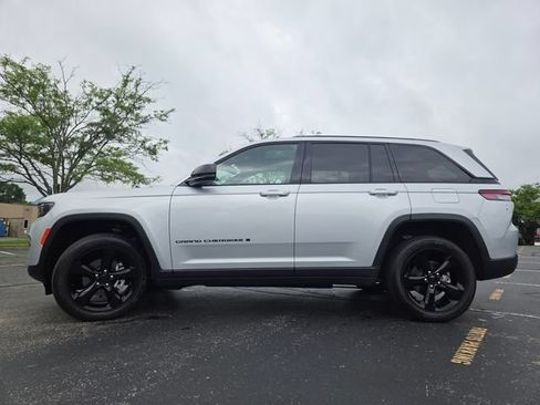 Used 2024 Jeep Grand Cherokee Altitude AWD/4WD image 20