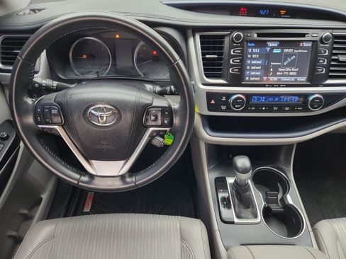 Used 2017 Toyota Highlander Plus FWD image 27