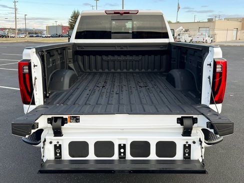 Used 2024 GMC Sierra 2500 Denali image 11