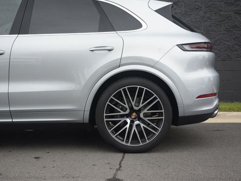 Certified 2025 Porsche Cayenne AWD/4WD image 37