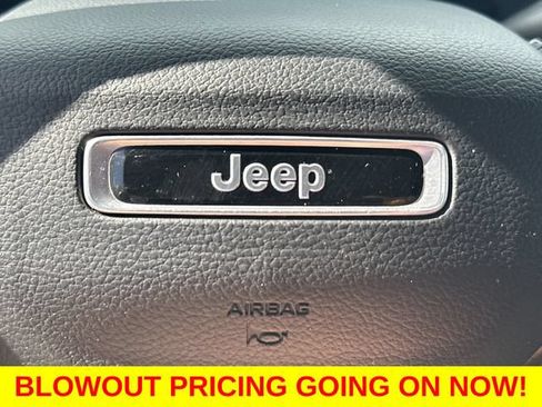 Used 2024 Jeep Grand Cherokee Altitude AWD/4WD image 27