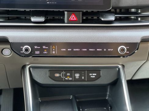 Used 2025 Kia Carnival EX FWD image 20