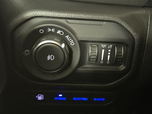 Used 2022 Jeep Wrangler Unlimited Sahara w/ Cold Weather Group AWD/4WD image 23