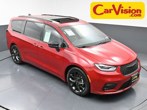 Used 2025 Chrysler Pacifica Limited image 48