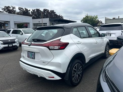 Used 2023 Nissan Kicks SV FWD image 3