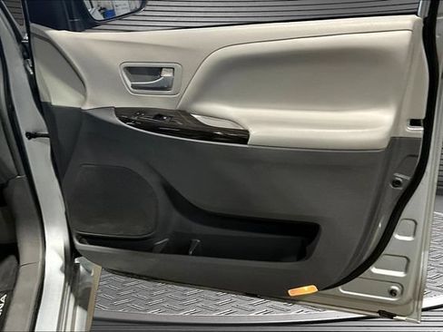 Used 2019 Toyota Sienna XLE FWD image 28