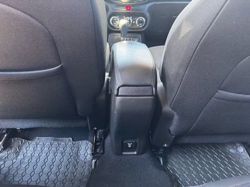Used 2017 Jeep Renegade Altitude FWD image 23