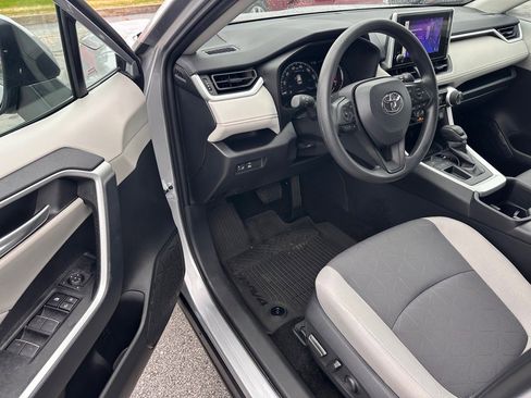 Used 2025 Toyota RAV4 XLE image 9
