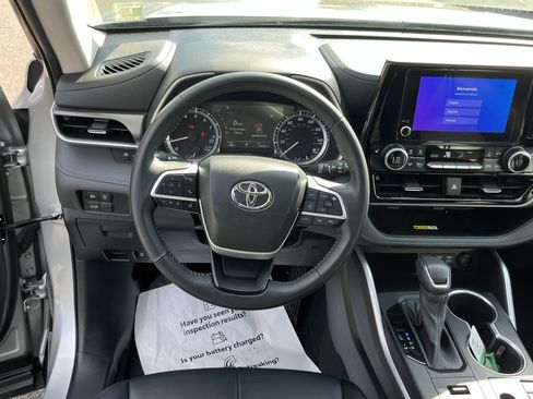 Used 2023 Toyota Highlander XLE AWD/4WD image 12